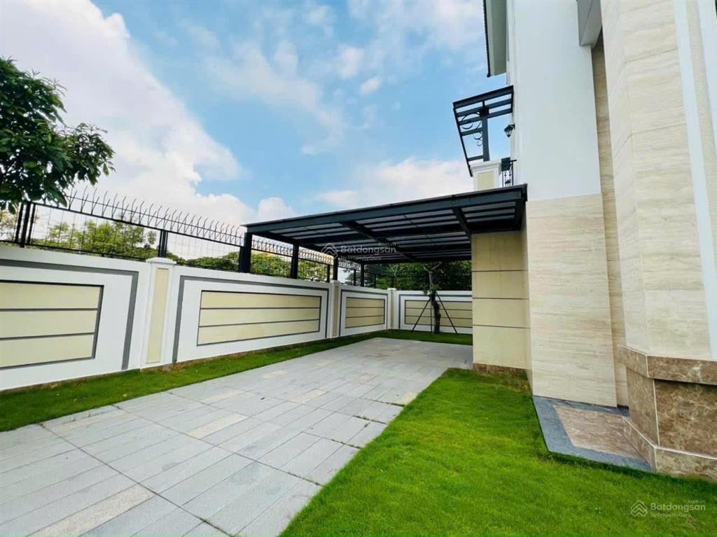 Biệt thự verosa park 2 mặt tiền. dt 300m2. đất vuông vức. sân vườn rộng. sổ hồng riêng. giá 38 tỷ