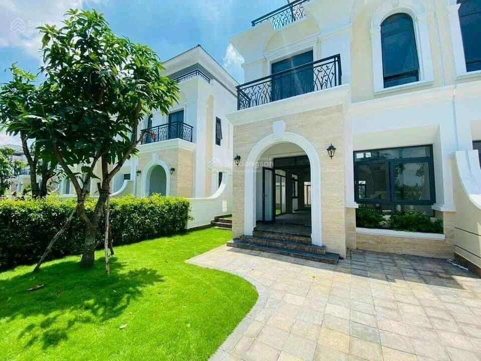 Biệt thự verosa park 2 mặt tiền. dt 300m2. đất vuông vức. sân vườn rộng. sổ hồng riêng. giá 38 tỷ