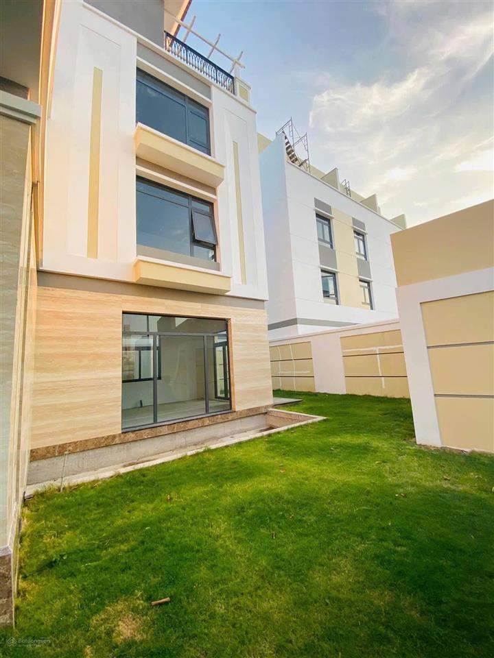 Biệt thự verosa park 2 mặt tiền. dt 300m2. đất vuông vức. sân vườn rộng. sổ hồng riêng. giá 38 tỷ