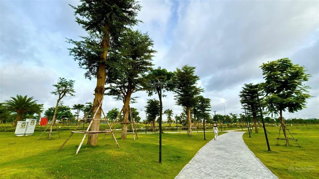 Dinh thự quận 2, view sông và công viên 4000m2. dt đất 520m2. nhà sẵn. giá 100 tỷ