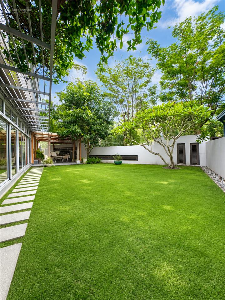 Biệt thự sân vườn góc 3 mặt tiền. dt đất 550m2. xây 1 trệt 2 lầu, sân thượng.sổ hồng sẵn.giá 63 tỷ