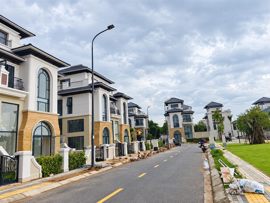 Thấp hơn thị trường 10 tỷ. villa song lập the classia dt 10x20. xây 1 trệt 2 lầu, sân thượng.