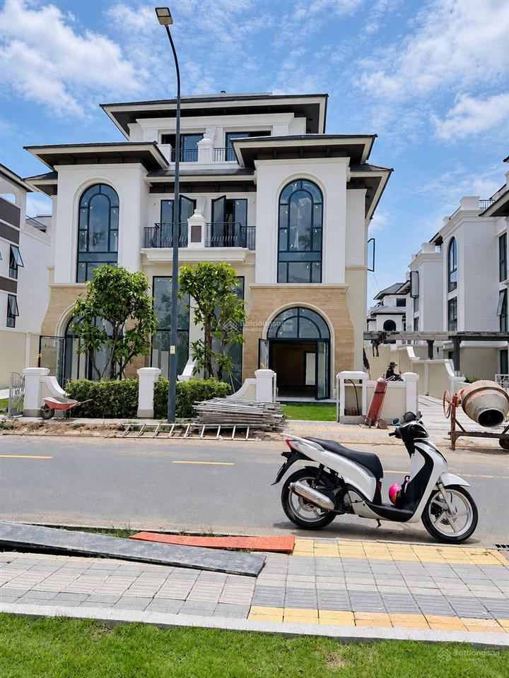 Thấp hơn thị trường 10 tỷ. villa song lập the classia dt 10x20. xây 1 trệt 2 lầu, sân thượng.