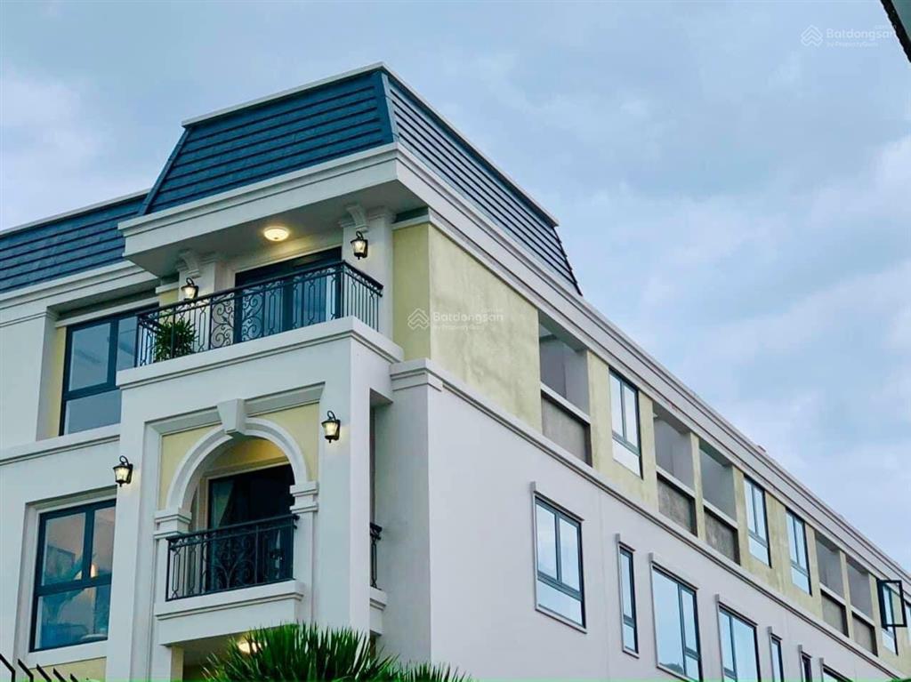 Ngộp. the classia căn 2 mặt tiền đường lớn. dt 100m2. nhà thô. sổ sẵn. giá 16,8 tỷ