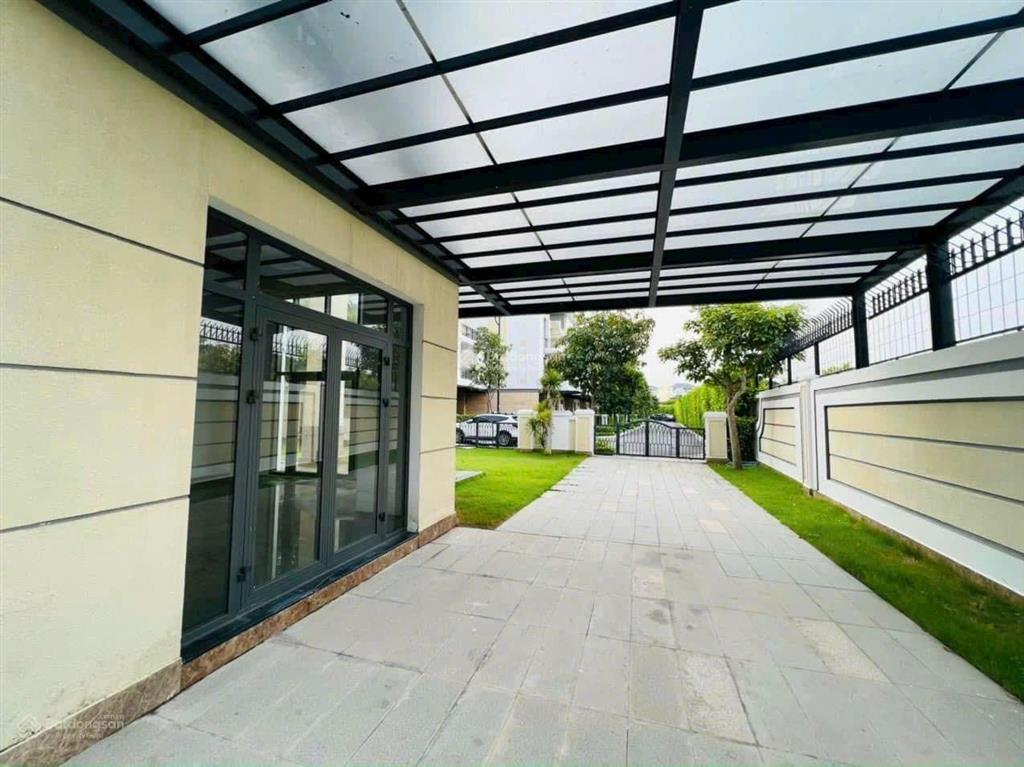 Dinh thự verosa park  q9, dt đất 528m2, sân vườn rộng, hồ cá koi, chứa được 8 xe hơi, sổ hồng sẵn