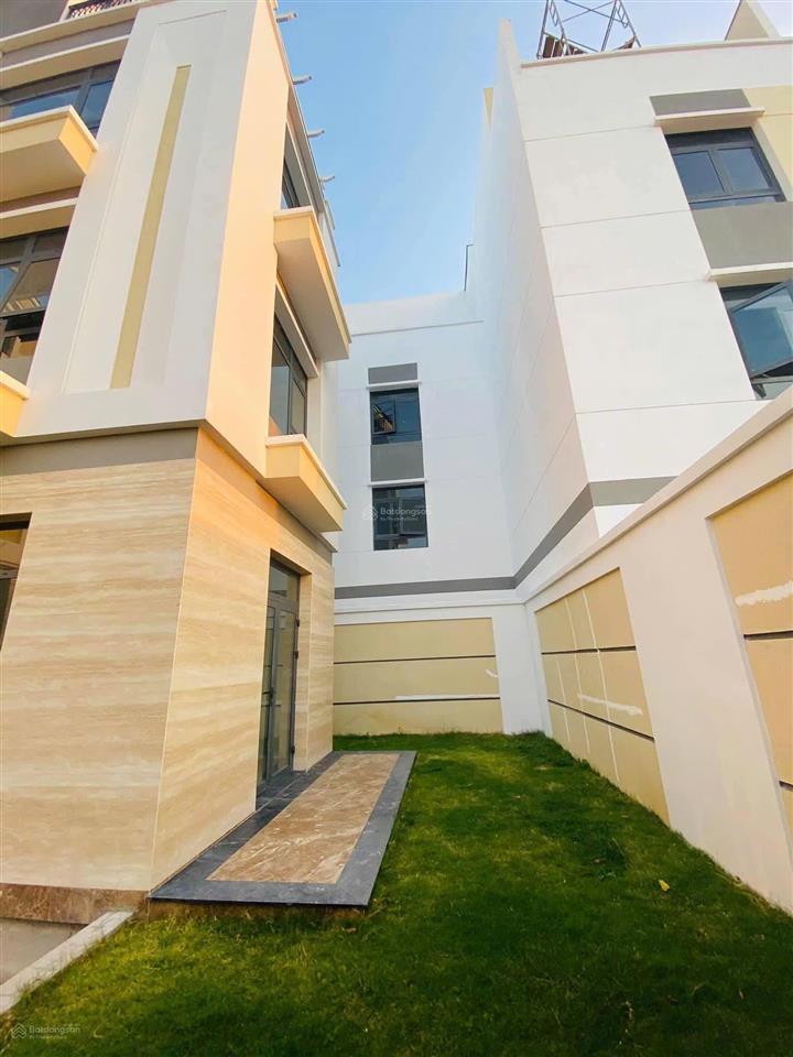 Hot. biệt thự verosa park giá rẻ. dt 300m2 đất. nhà thô, sổ hồng sẵn. giá chỉ 38 tỷ
