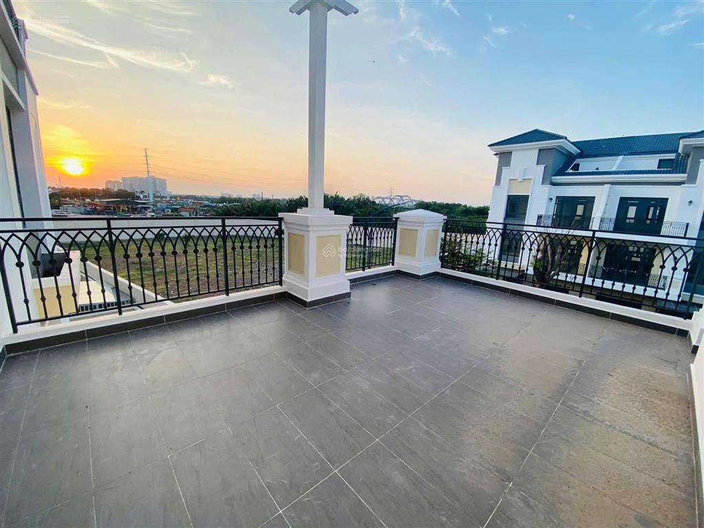 Hot. biệt thự verosa park giá rẻ. dt 300m2 đất. nhà thô, sổ hồng sẵn. giá chỉ 38 tỷ
