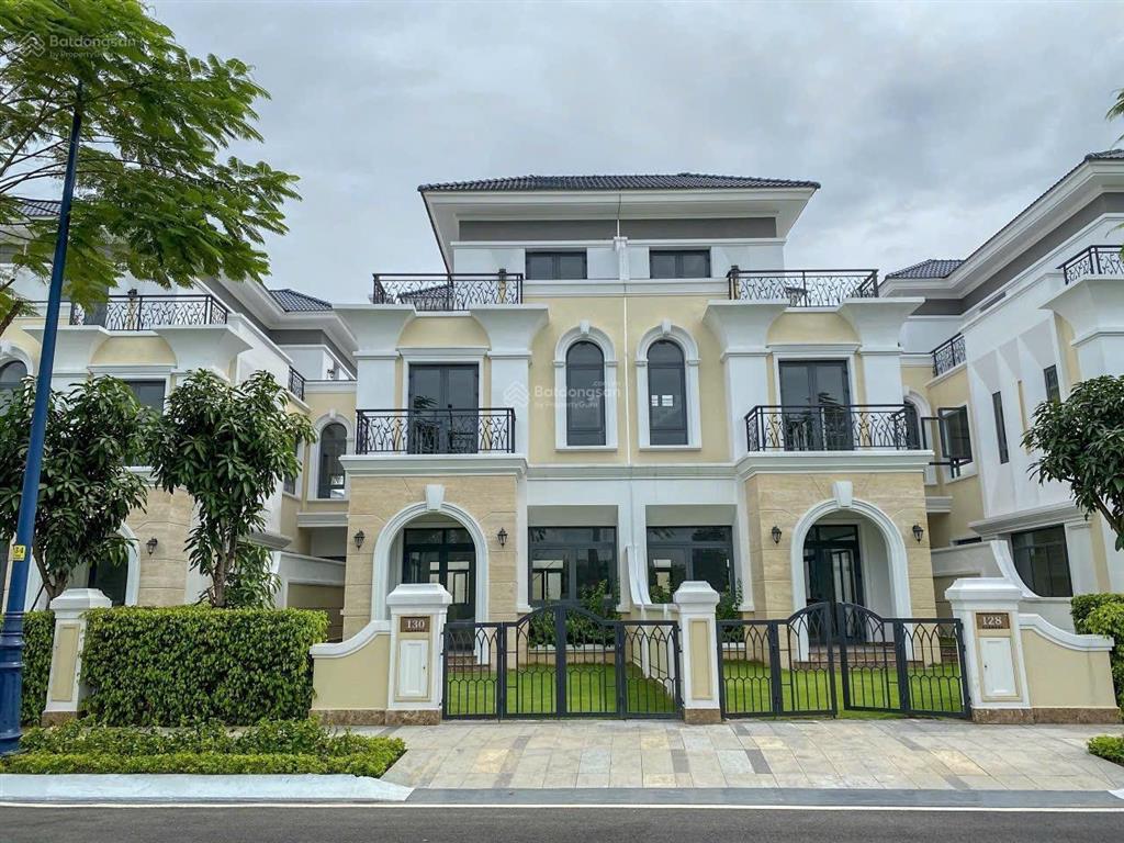 Hot. biệt thự verosa park giá rẻ. dt 300m2 đất. nhà thô, sổ hồng sẵn. giá chỉ 38 tỷ