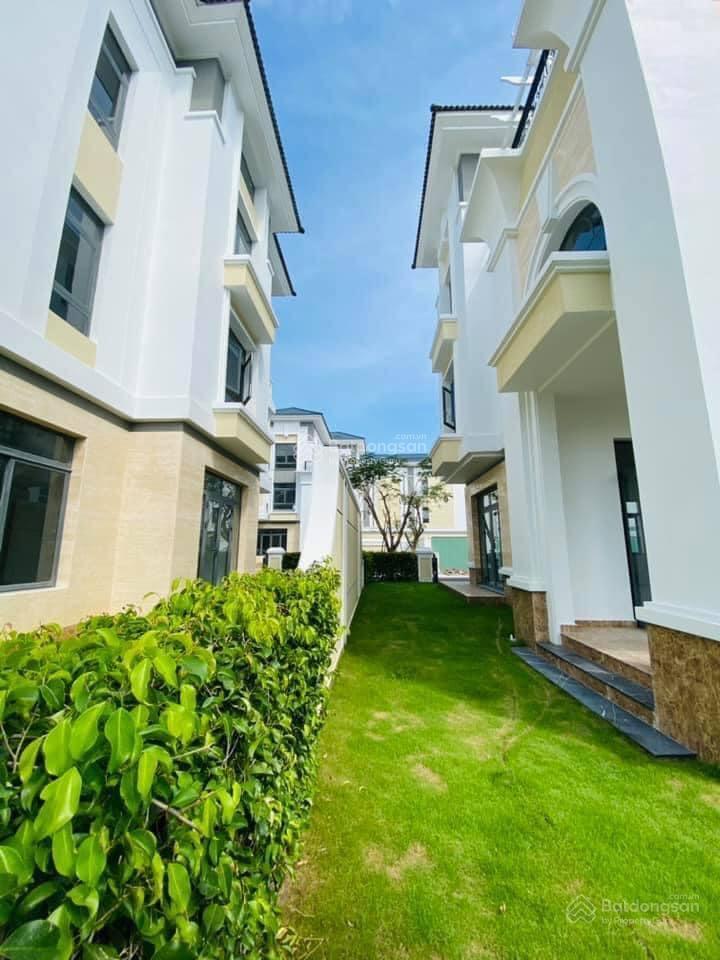 Hot. biệt thự verosa park giá rẻ. dt 300m2 đất. nhà thô, sổ hồng sẵn. giá chỉ 38 tỷ