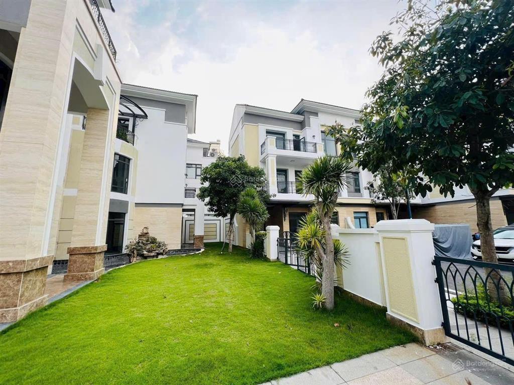 Hot. biệt thự verosa park giá rẻ. dt 300m2 đất. nhà thô, sổ hồng sẵn. giá chỉ 38 tỷ