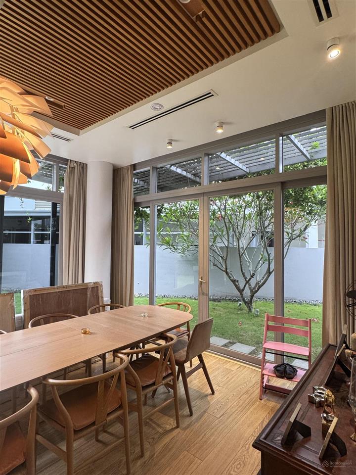 Riviera cove biệt thự góc 3 mặt tiền. dt 550m2. sân vườn rộng. nhà full nội thất. sổ hồng sẵn