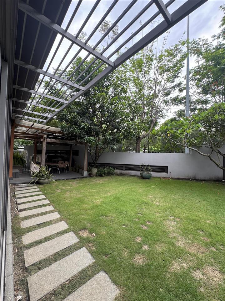 Riviera cove biệt thự góc 3 mặt tiền. dt 550m2. sân vườn rộng. nhà full nội thất. sổ hồng sẵn