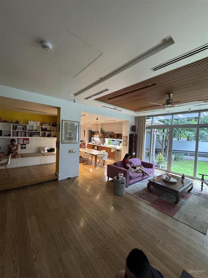 Riviera cove biệt thự góc 3 mặt tiền. dt 550m2. sân vườn rộng. nhà full nội thất. sổ hồng sẵn