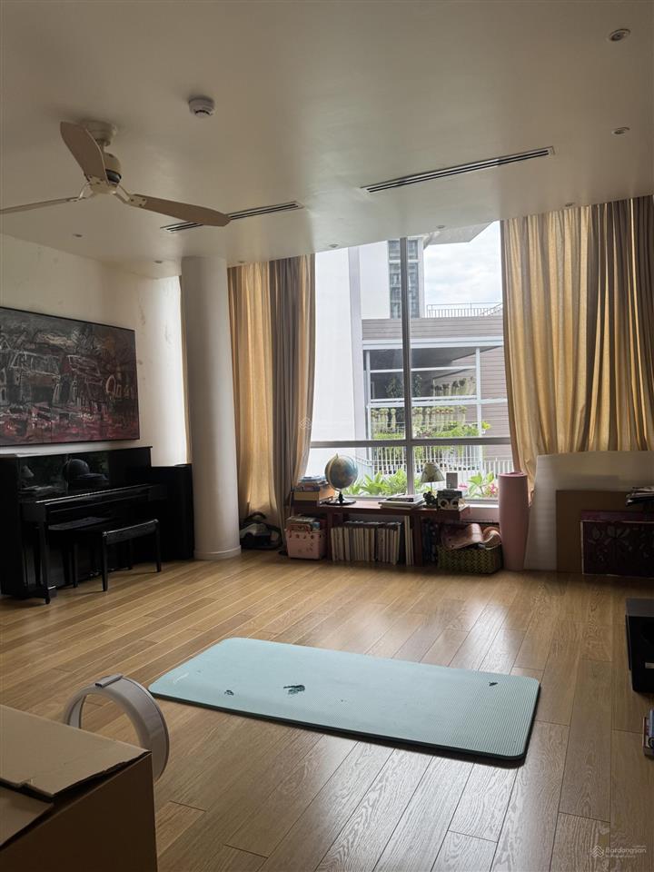 Riviera cove biệt thự góc 3 mặt tiền. dt 550m2. sân vườn rộng. nhà full nội thất. sổ hồng sẵn
