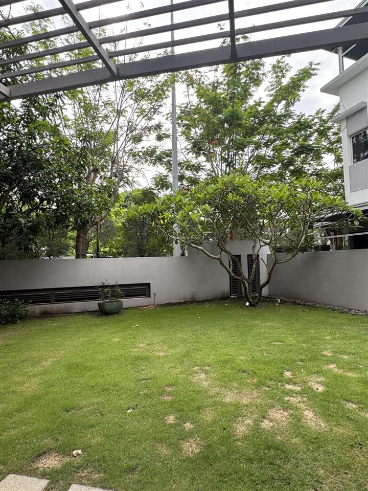 Riviera cove biệt thự góc 3 mặt tiền. dt 550m2. sân vườn rộng. nhà full nội thất. sổ hồng sẵn