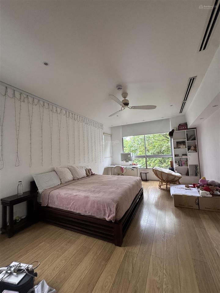 Riviera cove biệt thự góc 3 mặt tiền. dt 550m2. sân vườn rộng. nhà full nội thất. sổ hồng sẵn