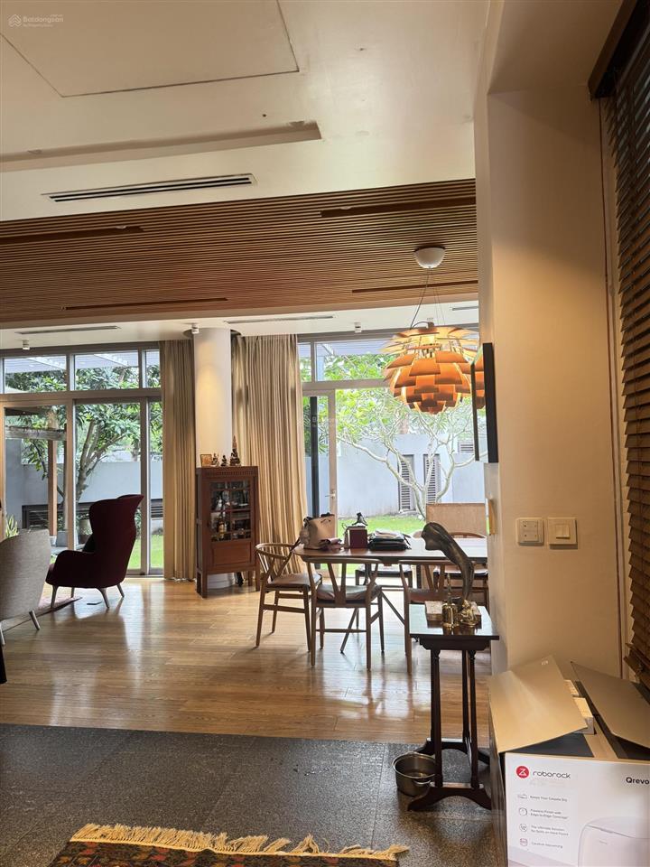 Riviera cove biệt thự góc 3 mặt tiền. dt 550m2. sân vườn rộng. nhà full nội thất. sổ hồng sẵn