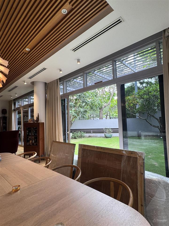 Riviera cove biệt thự góc 3 mặt tiền. dt 550m2. sân vườn rộng. nhà full nội thất. sổ hồng sẵn
