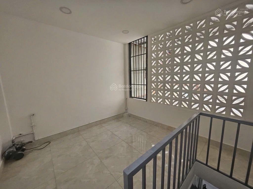 Cực hiếm bán nhà 3 tầng ngang 4m, nhậu 7m hương lộ 2, gần ngã tư 4 xã, hẻm xe hơi thông, chỉ 5,5t