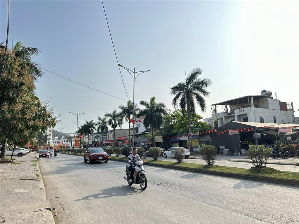 Bán đất mặt đường 31m trần thái tông  vị trí đẹp kinh doanh tốt gía rẻ chưa đến 4 tỉ