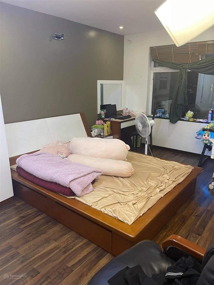 Sổ đỏ sẵn tôi cần bán 2pn 95m hoà bình green giá siêu siêu sốc chỉ 8,4 tỉ, nhà mới, view thoáng