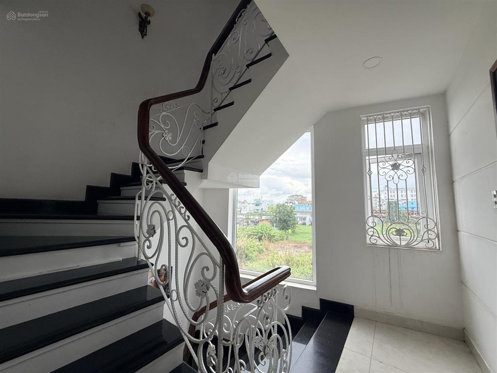 Cần bán nhà mặt tiền đường số, kdc hương lộ 5, phường an lạc, bình tân  có garage để xe riêng