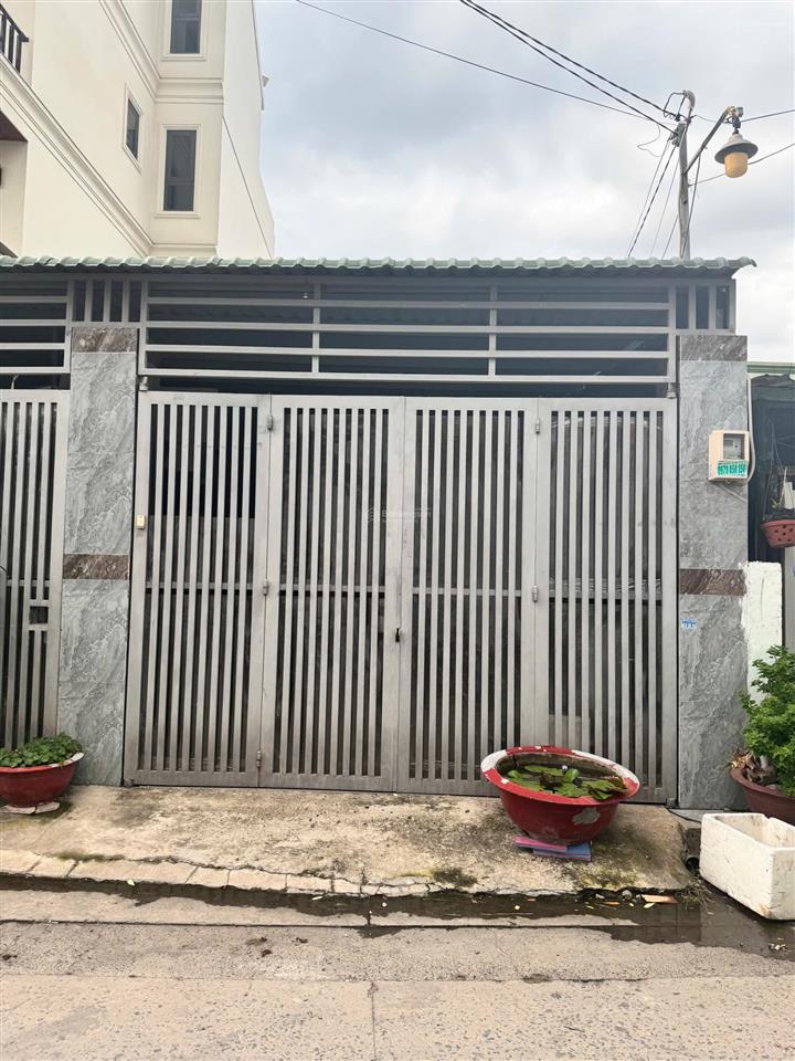 Cần bán nhà 2 tầng. đt 5,5x28m. hẻm xe hơi thông. ấp 3, đông thạnh. giá 5 tỷ