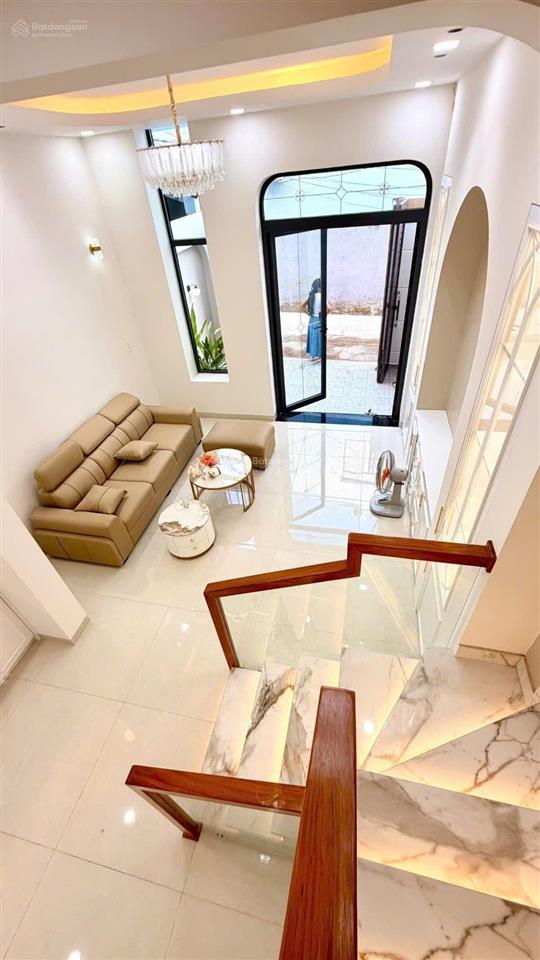 Nhà lầu mới xây thuộc mỹ phong, tp mỹ tho.dt 4,2 x15m.chủ kẹt tiền giảm 180 triệu, còn 2,1 tỷ tl