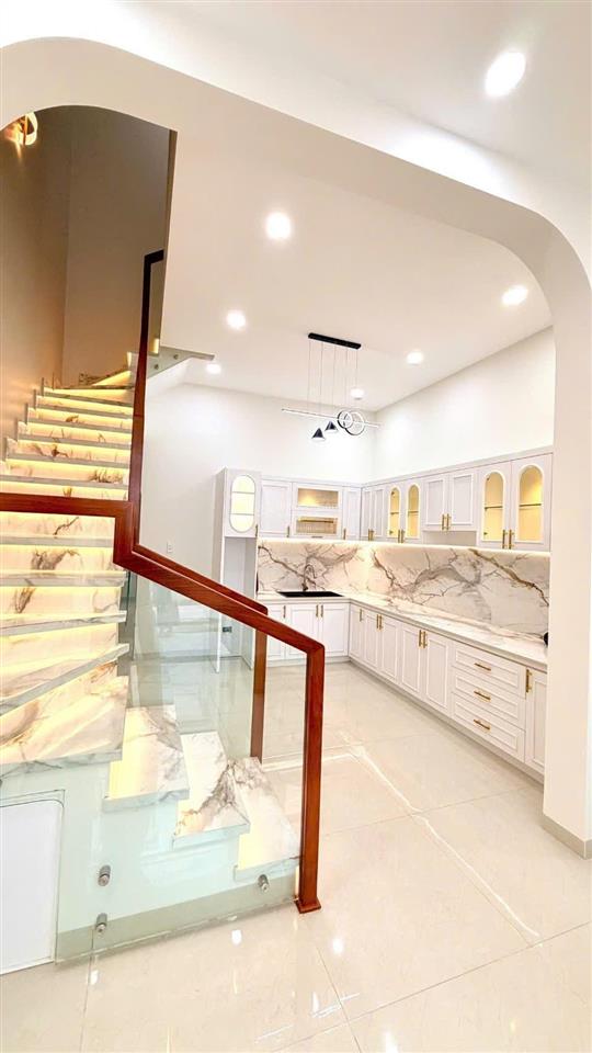 Nhà lầu mới xây thuộc mỹ phong, tp mỹ tho.dt 4,2 x15m.chủ kẹt tiền giảm 180 triệu, còn 2,1 tỷ tl