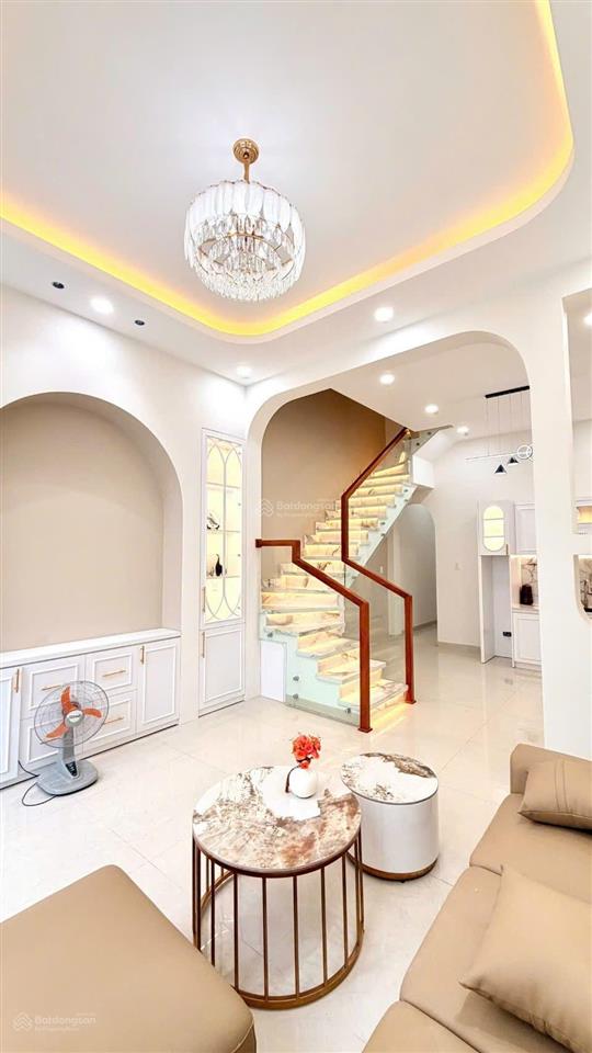Nhà lầu mới xây thuộc mỹ phong, tp mỹ tho.dt 4,2 x15m.chủ kẹt tiền giảm 180 triệu, còn 2,1 tỷ tl