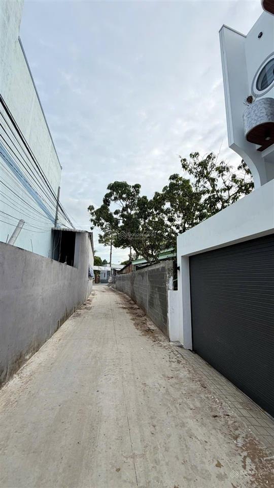 Nhà lầu mới xây thuộc mỹ phong, tp mỹ tho.dt 4,2 x15m.chủ kẹt tiền giảm 180 triệu, còn 2,1 tỷ tl