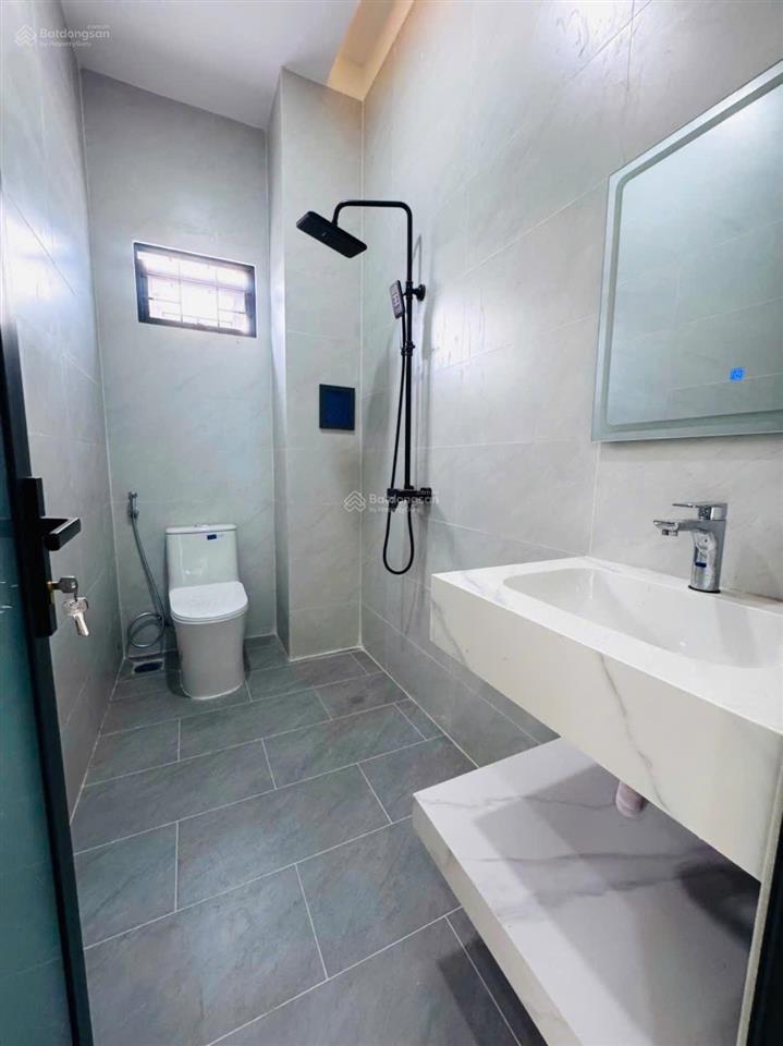 Nhà lầu mới xây thuộc mỹ phong, tp mỹ tho.dt 4,2 x15m.chủ kẹt tiền giảm 180 triệu, còn 2,1 tỷ tl