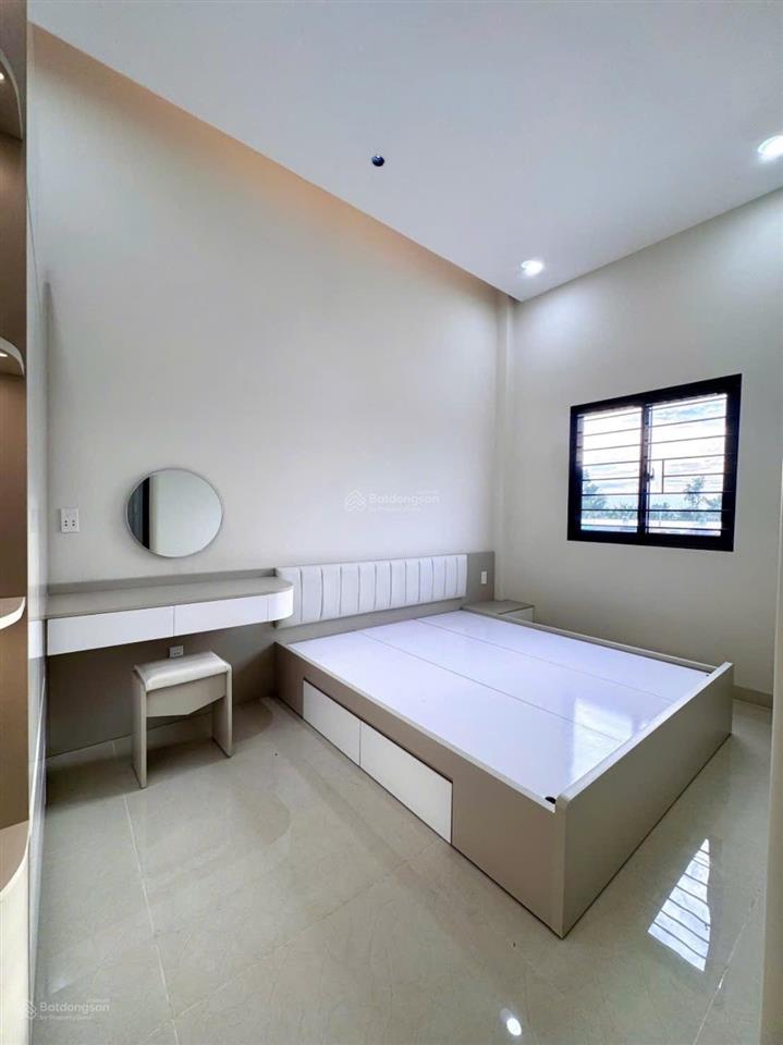 Nhà lầu mới xây thuộc mỹ phong, tp mỹ tho.dt 4,2 x15m.chủ kẹt tiền giảm 180 triệu, còn 2,1 tỷ tl