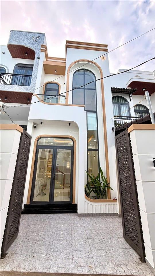 Nhà lầu mới xây thuộc mỹ phong, tp mỹ tho.dt 4,2 x15m.chủ kẹt tiền giảm 180 triệu, còn 2,1 tỷ tl