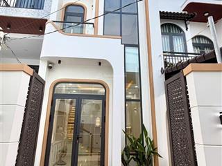 Nhà lầu mới xây thuộc mỹ phong, tp mỹ tho.dt 4,2 x15m.chủ kẹt tiền giảm 180 triệu, còn 2,1 tỷ tl