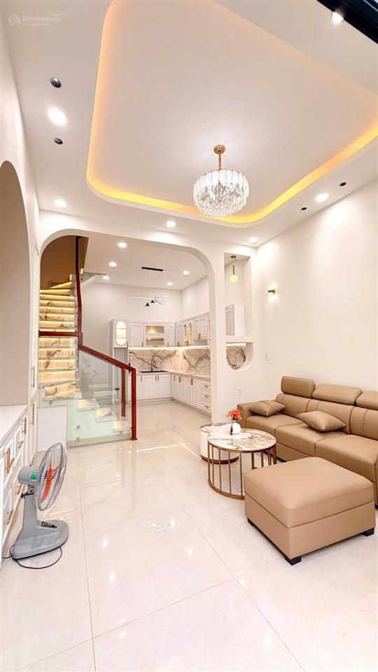 Nhà lầu mới xây thuộc mỹ phong, tp mỹ tho.dt 4,2 x15m.chủ kẹt tiền giảm 180 triệu, còn 2,1 tỷ tl