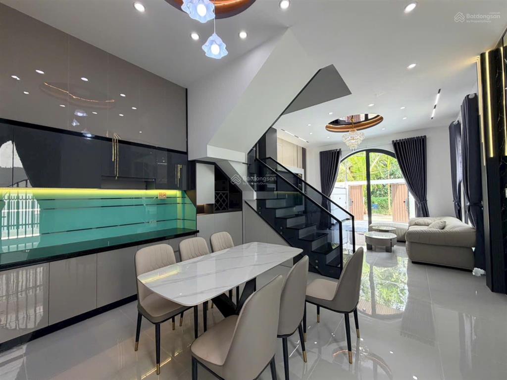 Nhà 2 lầu mới hoàn thiện đẹp lung linh, full nội thất cao cấp. thuộc phường đạo thạnh. giá 3,190 tỷ