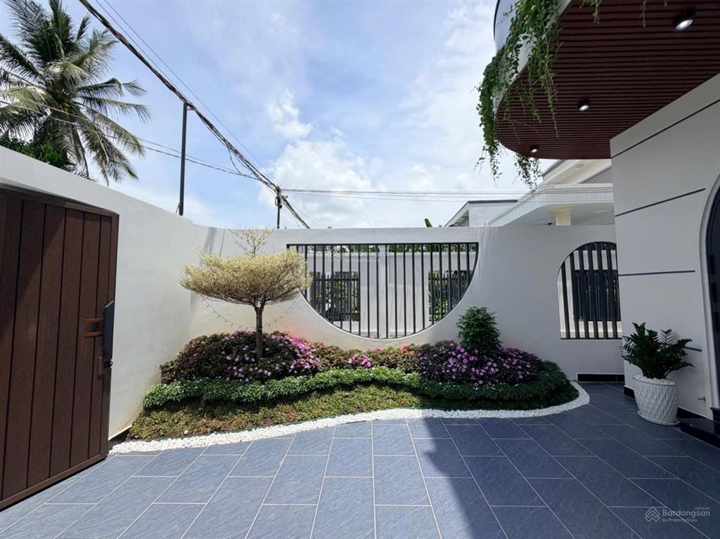 Nhà 2 lầu mới hoàn thiện đẹp lung linh, full nội thất cao cấp. thuộc phường đạo thạnh. giá 3,190 tỷ