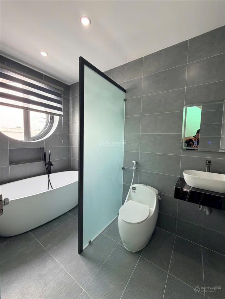 Nhà 2 lầu mới hoàn thiện đẹp lung linh, full nội thất cao cấp. thuộc phường đạo thạnh. giá 3,190 tỷ
