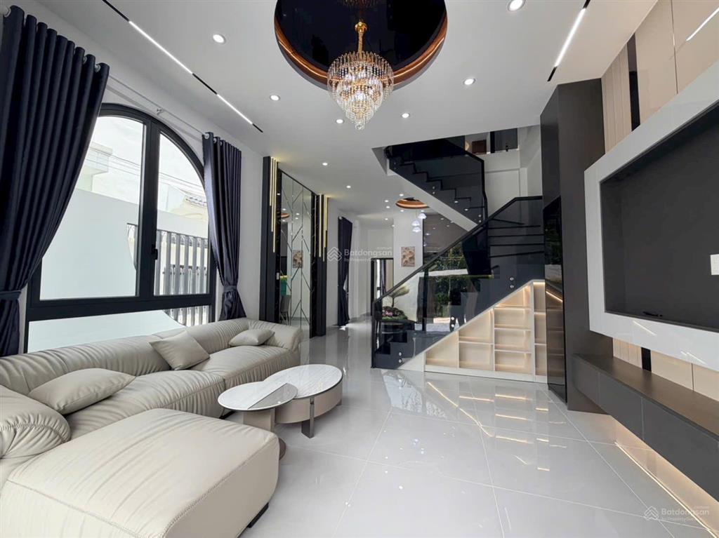 Nhà 2 lầu mới hoàn thiện đẹp lung linh, full nội thất cao cấp. thuộc phường đạo thạnh. giá 3,190 tỷ