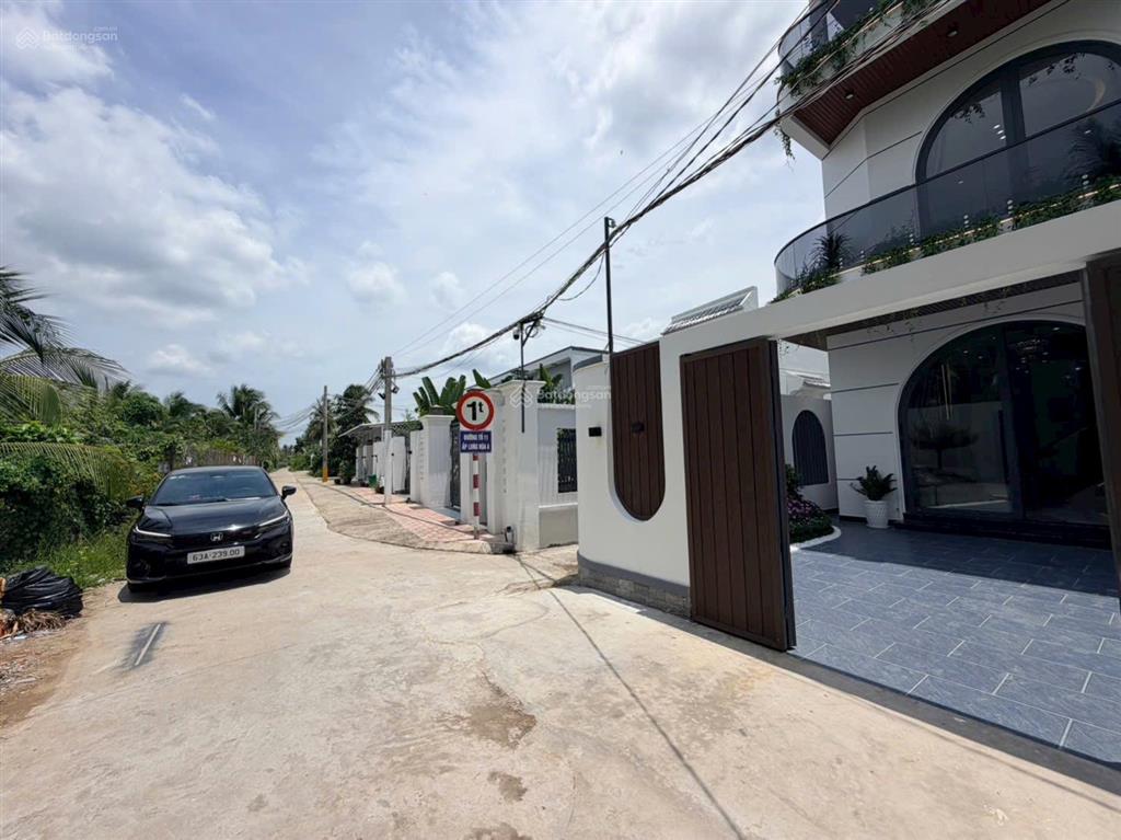 Nhà 2 lầu mới hoàn thiện đẹp lung linh, full nội thất cao cấp. thuộc phường đạo thạnh. giá 3,190 tỷ
