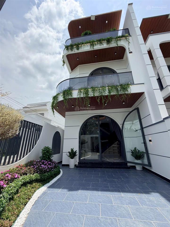 Nhà 2 lầu mới hoàn thiện đẹp lung linh, full nội thất cao cấp. thuộc phường đạo thạnh. giá 3,190 tỷ