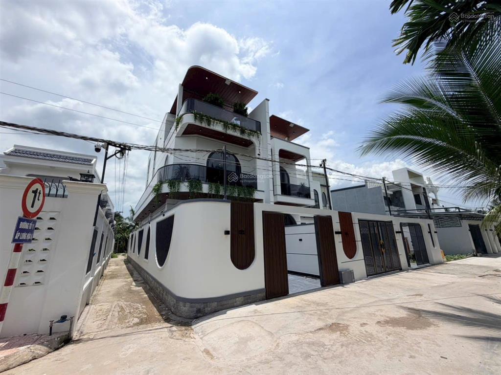 Nhà 2 lầu mới hoàn thiện đẹp lung linh, full nội thất cao cấp. thuộc phường đạo thạnh. giá 3,190 tỷ