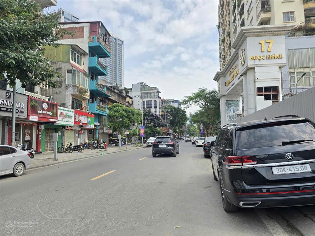 Cực hiếm mặt phố ngọc khánh hè 8m đối diện vinhomes triển lãm giảng võ 39m2 3 tầng 30.26 tỷ ba đình