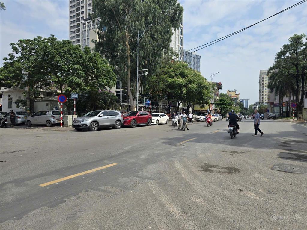 Cực hiếm mặt phố ngọc khánh hè 8m đối diện vinhomes triển lãm giảng võ 39m2 3 tầng 30.26 tỷ ba đình