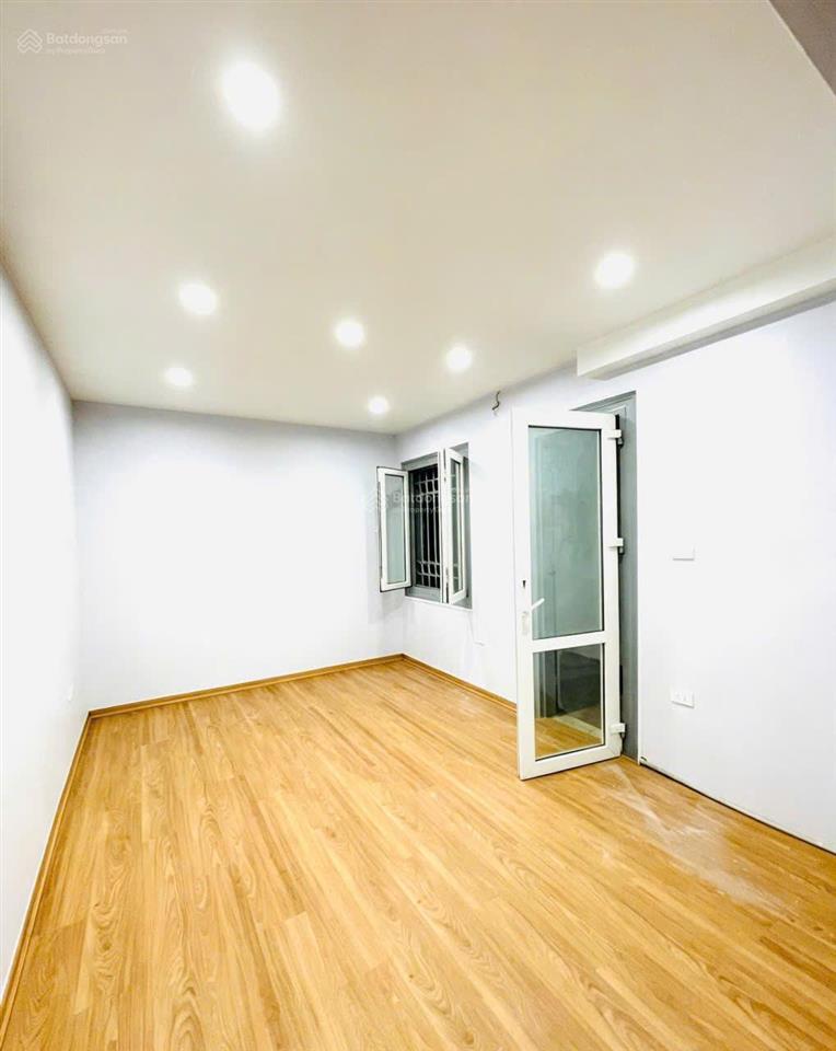 Tập thể sở công an tầng 1 kinh doanh ngõ thông  20m ra mặt phố nguyên hồng, 0983 713 ***