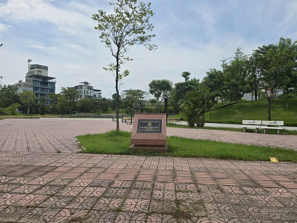Chủ đang thế chấp sổ ngân hàng cần bán gấp đất phân lô ngọc thụy, 2 mặt ngõ, ô tô tránh 30m2 9,5 tỷ