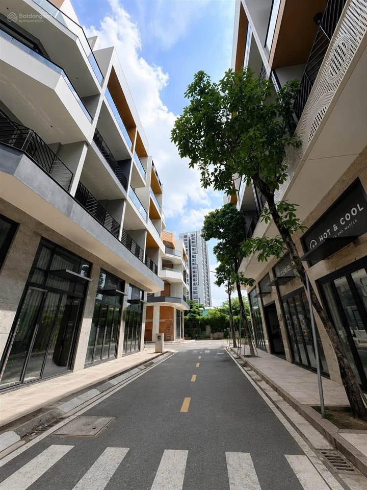 Nhà phố sở hữu 6 tầng, thang máy riêng, sổ hồng hoàn công, khai thác dòng tiền ngay sau nhận nhà.