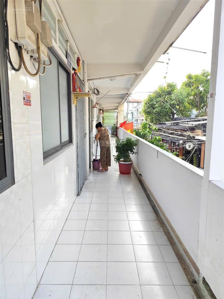 Quận 6 cc bình phú 2pn lầu 1 sát mega market giá 2,3tỷ