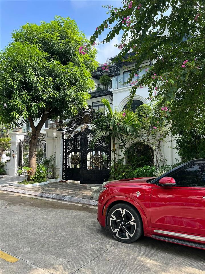 Bán nhà riêng 240m2 mặt tiền 10m ô tô vào nhà tiện ích ngập tràn